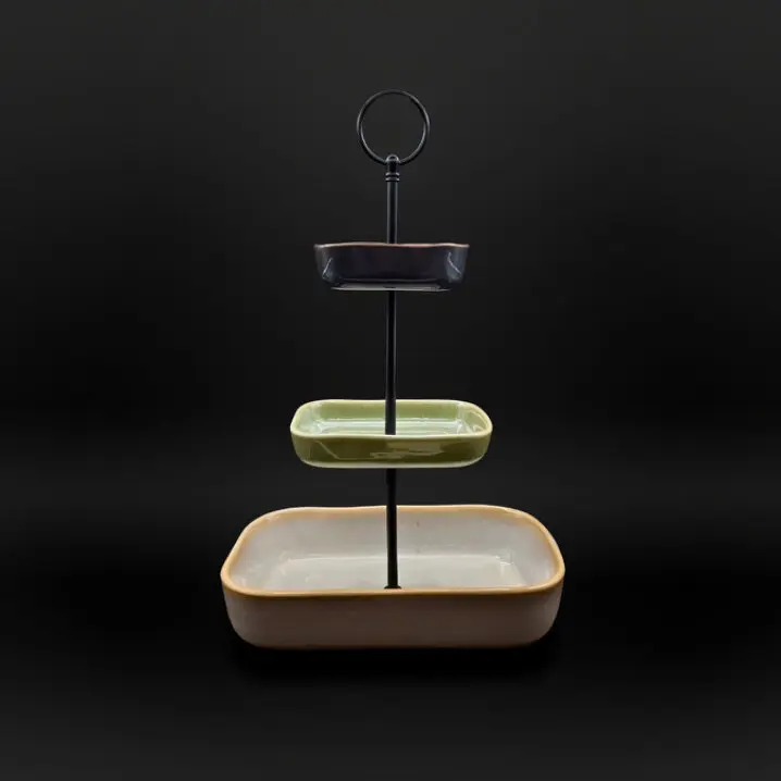 Dreistöckige Etagere mit rechteckigen, unterschiedlich großen Keramiktellern und schwarzem Metallgriff mit Ring oben