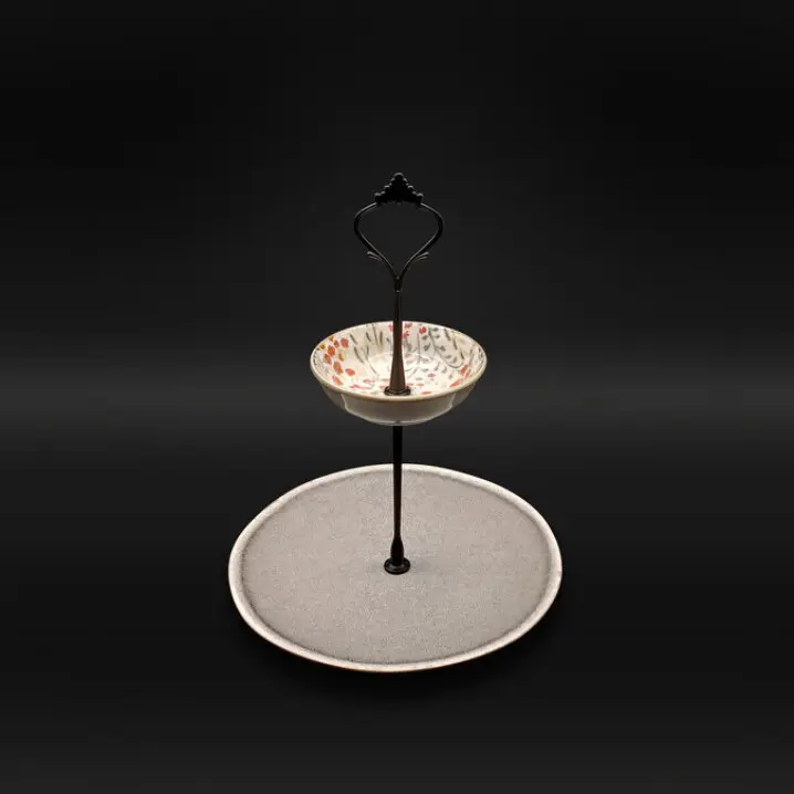Etagere mit rundem grauen Teller unten oben eine kleine Schale mit Blumenmotiv und einem mittigen Griff mit Ring