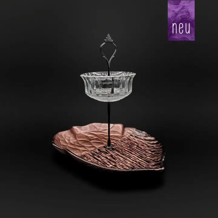 Zweistöckige Etagere mit gläsernem oberen Schälchen und unterer Platte in Blattform mit strukturierter Oberfläche