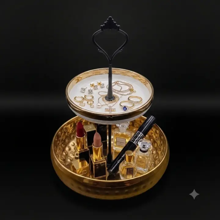 Zweistufige Etagere mit schwarzem Metallgriff, weißem Teller mit Goldrand und goldener Schale